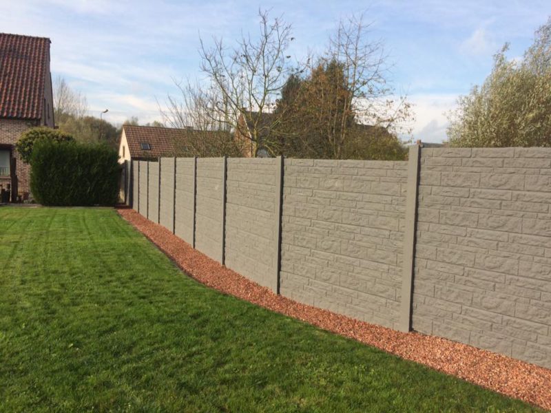 plaatsen betonstnructuur afsluitng en voegen en verven van afsluitng