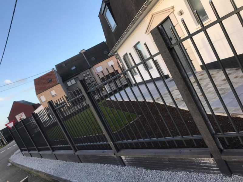 structuur betonafsluitng in combinatie met ijzerwerk